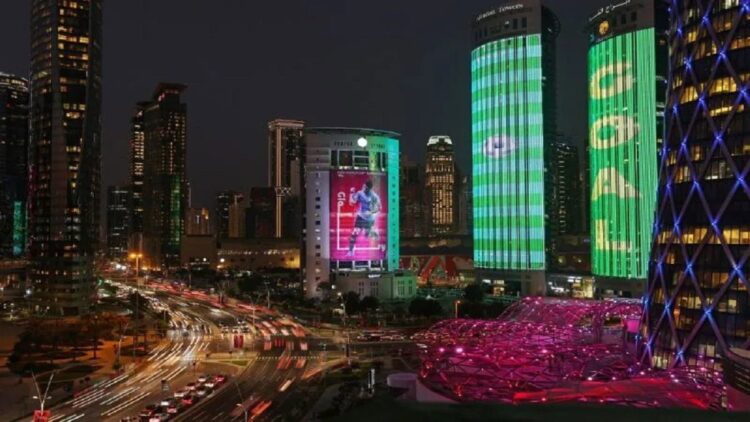 Habiskan Dana Besar, Statistik Piala Dunia 2022 di Qatar Dianggap Menarik 1 Foto pemain Uruguay Luis Suarez terpampang pada papan elektronik raksasa di sebuah gedung di Doha pada 13 November 2022, menjelang kickoff turnamen Piala Dunia Qatar 2022. (Photo by Adrian DENNIS / AFP) (AFP/ADRIAN DENNIS)