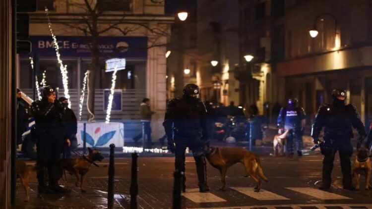 Dikalahkan Maroko 2-0, Fans Belgia malah Ngamuk 1 Sejumlah polisi berjaga-jaga di salah satu lokasi "nonton bareng" pertandingan Piala Dunia 2022 Qatar antara Belgia kontra Maroko di Brussel, Minggu (27/11/2022). Sekelompok fans mengamuk dan menyerang polisi setelah Belgia kalah 2-0 dalam pertandingan itu. (AFP/KENZO TRIBOUILLARD)