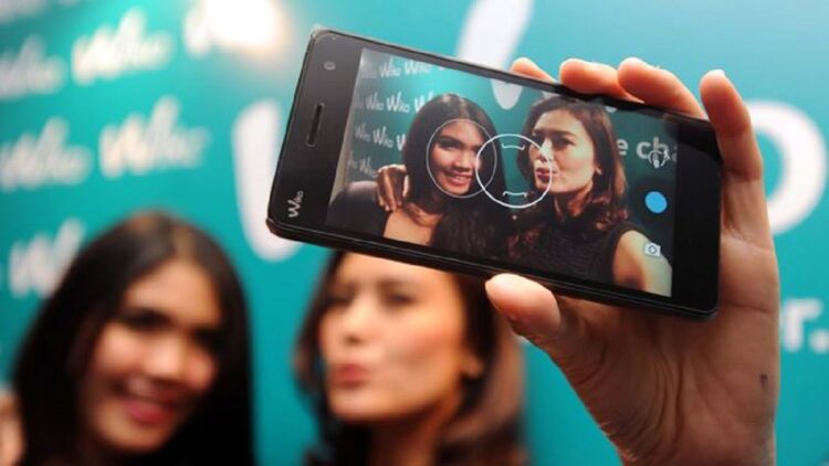 Ilustrasi mengambil foto dengan HP. (net)