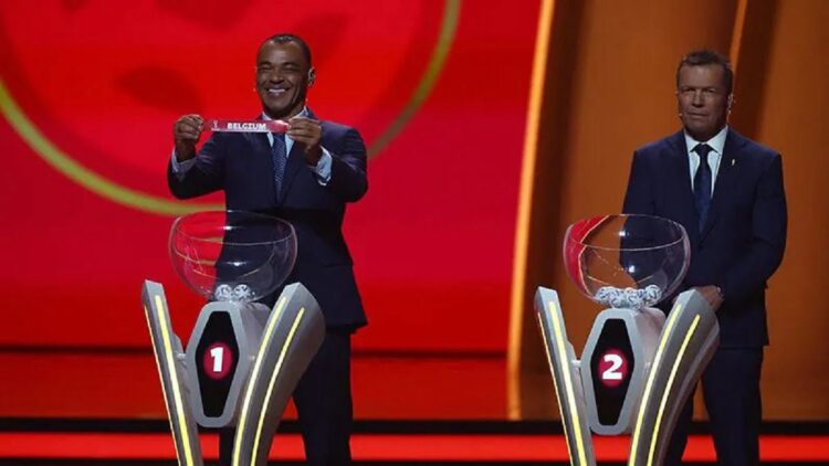 Pertemukan Dua Tim Empat Besar, Ini Profil dan Peta Kekuatan Grup F Piala Dunia 2022 1 Cafu membentangkan hasil undian untuk Belgia di bawah tatapan Lothar Matthaus dalam acara pengundian grup putaran final Piala Dunia 2022 di Doha Exhibition & Convention Center, Doha, Qatar (1/4/2022). ANTARA/REUTERS/Kai Pfaffenbach/aa.