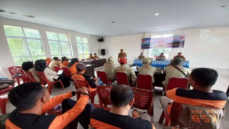 Penyampaian materi pembekalan teknis kesiapsiagaan bencana yang diikuti Kelompok Siaga Bencana (KSB) se-Agam, Senin (7/11/2022). (Antara/Alfatah)