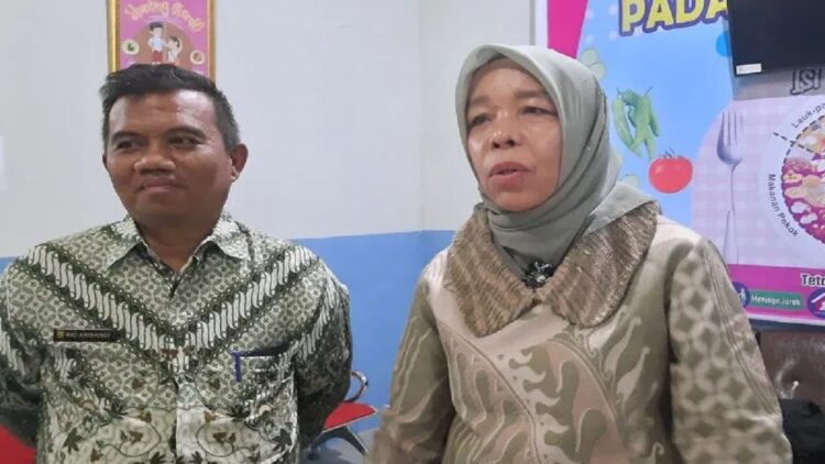 Antisipasi Kasus DBD, Pemko Pariaman Minta Warga Berantas Sarang Nyamuk dengan 3M 1 Kepala Dinkes Kota Pariaman, Sumbar Nazifah (kanan) di Pariaman. (ANTARA/Aadiaat MS)