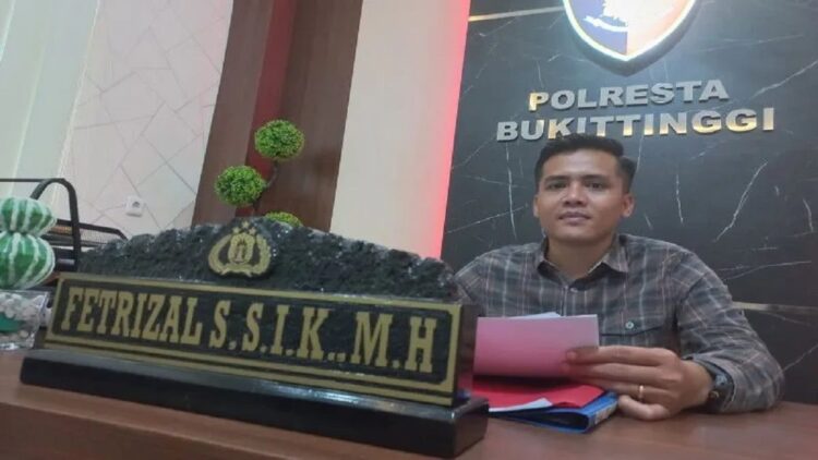 Polisi Periksa Anak Diduga Terlibat Inses dengan Ibu Kandung di Bukittinggi, Ini Hasilnya 1 Ps. Kasatreskrim Polresta Bukittinggi, AKP Fetrizal saat memberikan keterangan terkait ditetapkannya seorang oknum dokter spesialis di Bukittinggi menjadi tersangka kasus dugaan poligami tanpa ijin istri dan pimpinan (Antara/Alfatah)