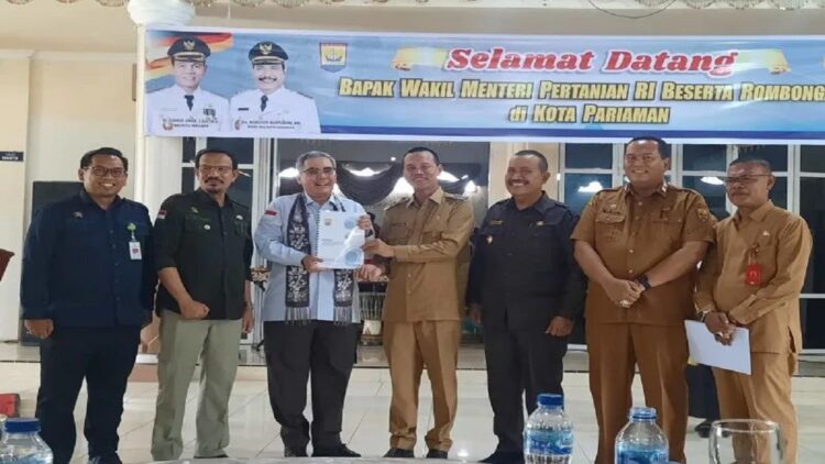 Pemko Pariaman Minta Pembangunan RPH ke Kementan, Lokasinya di Desa Taluak 1 Wako Pariaman, Sumbar menyerahkan sejumlah proposal bantuan salah satunya pembangunan RPH kepada Wamentan RI Harvick Hasnul Qolbi di Pariaman, Selasa. ANTARA/Aadiaat M. S.