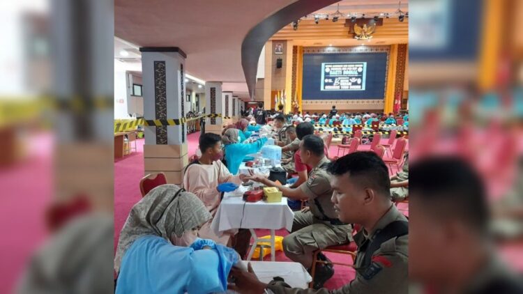 Anggota Satpol PP Kota Padang melakukan cek kesehatan sebelum kegiatan donor darah. (Istimewa)