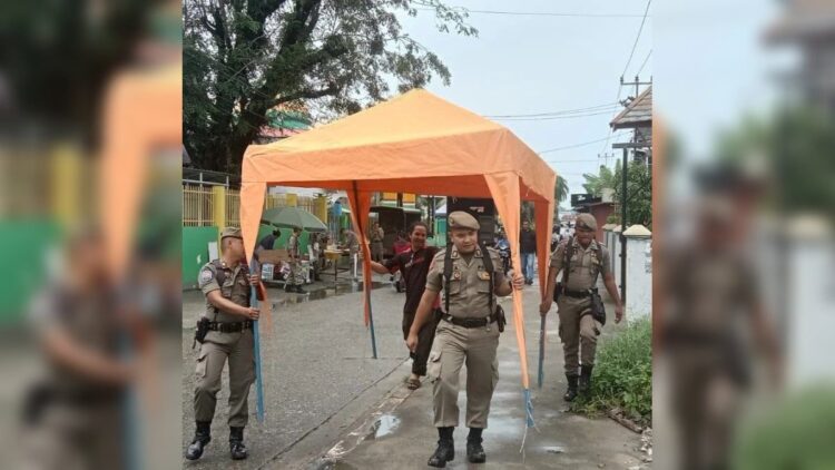 Masih Membandel, Satpol PP Padang kembali Tertibkan Lapak PKL yang Ditinggal di Fasum 1 Satpol PP Padang mengangkut tenda berjualan yang sengaja ditinggal PKL di atas fasum. (Istimewa)