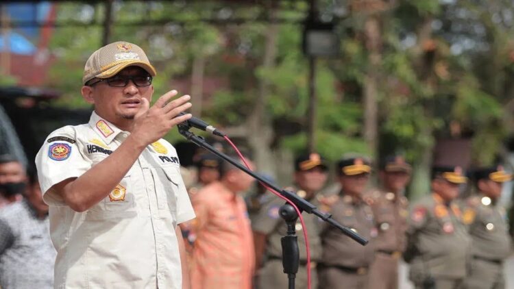 Wali Kota Padang Hendri Septa memimpin apel penyerahan personel Satpol PP. (Istimewa)