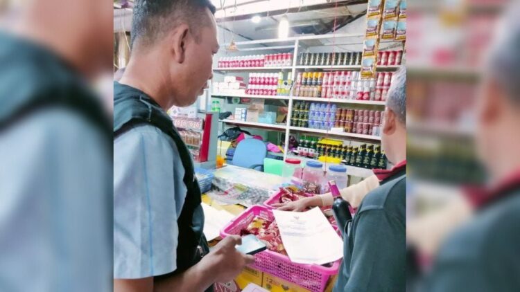 Satpol PP Sita Belasan Botol Minol dari Warung di Padang 1 Satpol PP Padang memeriksa salah satu warung karena didapati menjual minol. (Istimewa)