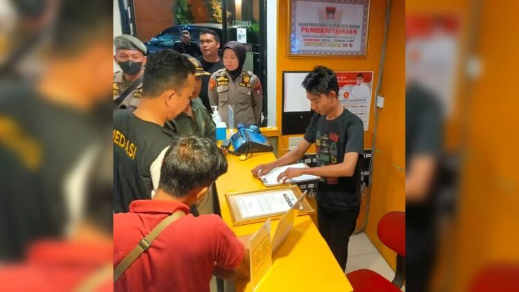 Satpol PP Padang merazia sejumlah penginapan dan menemui beberapa pasangan di luar nikah. (Istimewa)