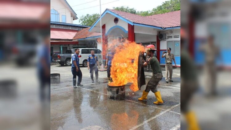 Puluhan Anggota Linmas Kota Padang Dilatih Pencegahan Kebakaran 1 Anggota Satlinmas Kota Padang dilatih cara memadamkan api. (Istimewa)