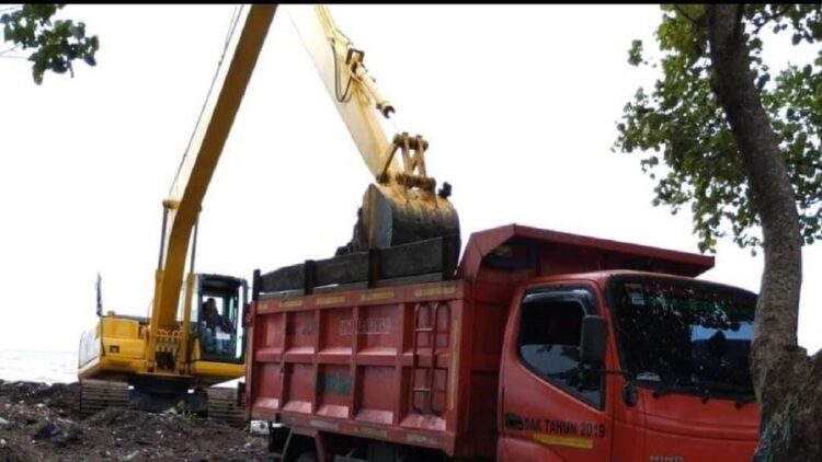 Terbawa Air Laut, Tumpukan Sampah di Muaro Lasak Padang Dibersihkan 1 Dinas Lingkungan Hidup Kota Padang bersama Dinas Pariwisata dan Dinas Perkerjaan Umum dan Penataan Ruang (PUPR) Padang membersihkan tumpukan sampah di Pantai Muaro Lasak, Kota Padang. (Istimewa)