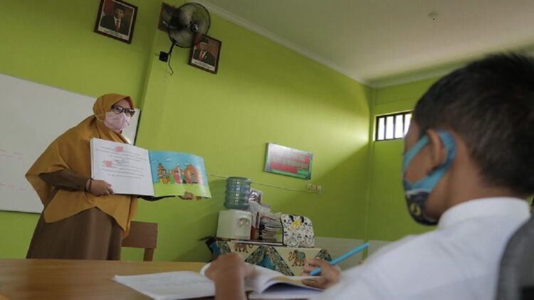 Ilustrasi guru sedang mengajar. (net)