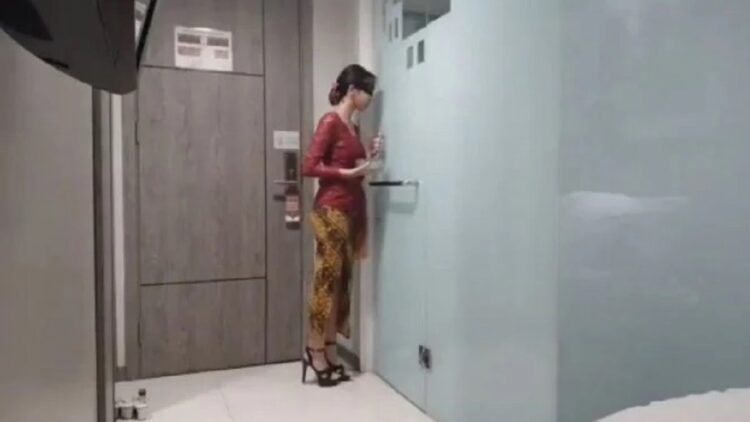 Bikin Gaduh usai Viral, Pemeran Video Porno Wanita Kebaya Merah Ditangkap Polisi 1 Video asusila wanita kebaya merah viral di media sosial. (Photo : Tangkap Layar Twitter)