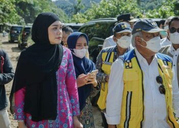 Anggota Komisi V DPR RI, Athari Gauthi Ardi bersama Menteri PUPR Basuki Haldimuljono mengunjungi kawasan rawan longsor di Sitinjau Lauik Kota Padang, Rabu (2/11/2022).