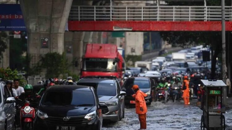 Bagian Jalan Kapten Tendean di Jakarta Selatan tergenang Sabtu (5/11/2022), setelah hujan dengan intensitas sedang hingga lebat mengguyur wilayah DKI Jakarta. (ANTARA FOTO/Sigid Kurniawan/wsj)