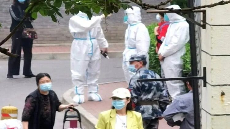 Warga Beijing Diingatkan tak Keluar Rumah usai Kasus COVID-19 Melonjak 1 Petugas keamanan dan petugas medis dikerahkan ke kompleks-kompleks permukiman di Distrik Chaoyang saat Kota Beijing, China, lockdown pada April 2022. (ANTARA/M. Irfan Ilmie)