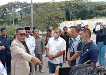 Bupati Solok Epyardi Asda marah ke manajemen Aqua terkait PHK karyawan.