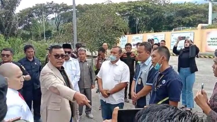 Terkait PHK Karyawan Aqua, Bupati Solok 'Mararah' dan Ancam Usir Gubernur 1 Bupati Solok Epyardi Asda marah ke manajemen Aqua terkait PHK karyawan.