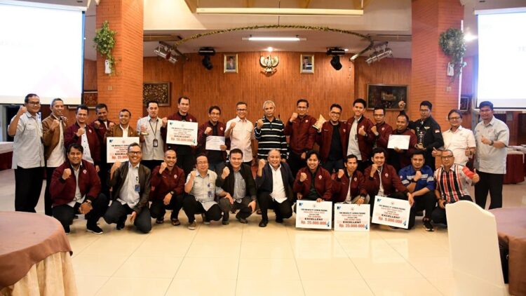 Dirut Semen Padang Apresiasi Lima Tim Inovasi Ajang IQPC 2022 1 Jajaran Direksi PT Semen Padang bersama sejumlah Staff Pimpinan di lingkungan PT Semen Padang foto bersama dengan lima tim inovasi yang meraih predikat Excellent di ajang IQPC 2022 yang digelar di Bali.