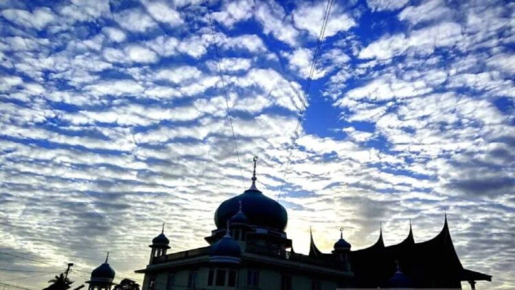 Masjid dan Rumah Gadang di Bukittinggi. Tokoh adat dan Pemerintah setempat menggiatkan sosialisasi administrasi nikah kawin untuk menyamakan persepsi aturan adat, budaya dengan hukum pernikahan. (Antara/Alfatah)