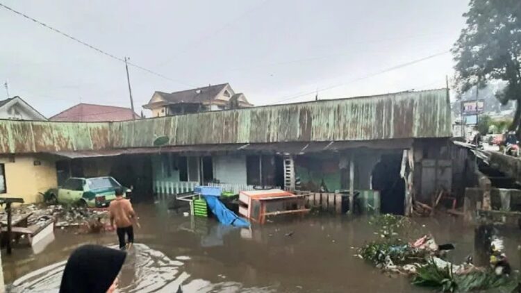 Curah Hujan Tinggi, BPBD Bukittinggi Imbau Warga Waspada Bencana Hidrometeorologi 1 Banjir yang terjadi di Kota Bukittinggi beberapa waktu lalu. BPBD setempat imbau warga waspadai resiko ancaman bencana Hidrometeorologi. (Antara/Alfatah)