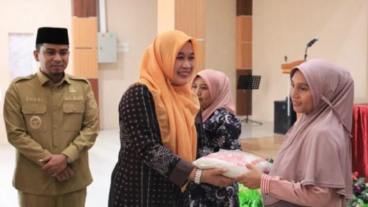 Pemko Solok Targetkan Turunkan Angka Stunting jadi 14 Persen 2024 1 Wakil Wali Kota Solok Ramadhani Kirana Putra (kiri) (ANTARA/HO-BKKBN Sumbar)