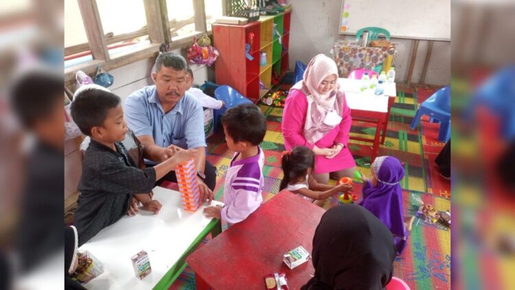 Tim Pengabdian Masyarakat Politeknik Negeri Padang (PNP) melaksanakan kegiatan healing treatment di RA Kasih Ibu di Nagari Kajai, Kecamatan Talamau, Kabupaten Pasbar. (Istimewa)