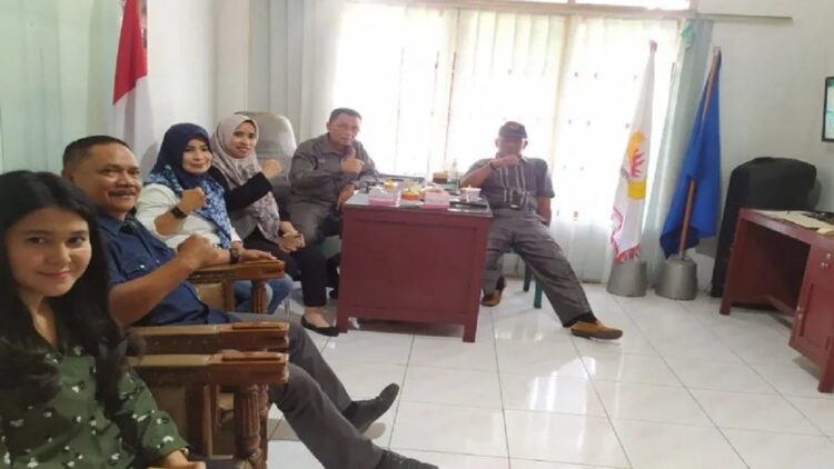 Ketua KONI Kabupaten Limapuluh Wirianto Dt Paduko Basa Marajo bersama Kepala BPJamsostek membahas rencana pemberian perlindungan sosial pelaku olahraga dan atlet yang tergabung di seluruh cabang olahraga. (Antara/HO-KONI Limapuluh Kota)