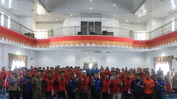 Pemkab Pasbar mengukuhkan 133 orang relawan pemadam kebakaran untuk meningkatkan pelayanan terhadap korban kebakaran di daerah itu, Kamis. (Antara/Altas Maulana).