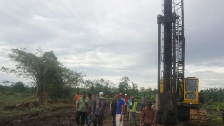 Bupati Pasaman Barat Hamsuardi saat meninjau pembangunan jembatan menuju daerah terisolir Sikilang, Kamis (3/11). (Antara/Altas Maulana)