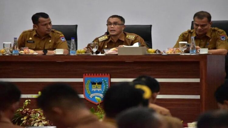 Permudah Pelayanan Birokrasi, Pemko Payakumbuh Terapkan Tanda Tangan Elektronik 1 Pj Wali Kota Payakumbuh Rida Ananda saat melaksanakan rapat koordinasi (rakor) dengan Kepala Organisasi Perangkat Daerah (OPD) di aula pertemuan Ngalau Indah lantai III kantor Walikota Payakumbuh, Senin (7/11). (Antara/HO-Pemko Payakumbuh)