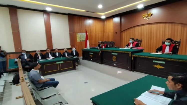 Sidang terdakwa kasus kepemilikan dan perantara peredaran 41,4 kilogram narkoba jenis sabu-sabu di Pengadilan Negeri Lubukbasung, Senin (7/11).