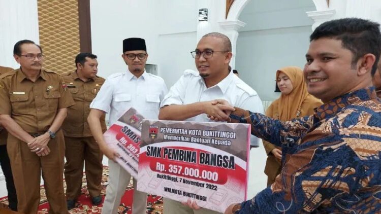 Anggota DPR RI Andre Rosiade bersama Wali Kota Bukittinggi Erman Safar menyalurkan bantuan dan hibah kepada guru honor di Bukittinggi (Antara/Alfatah)