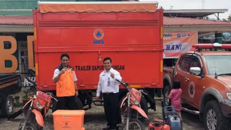 Kepala BPBD Dharmasraya Eldison (kanan) dan Kepala Bidang Kedaruratan dan Logistik BPBD Dharmasraya Adianus Efendi. (Antara/HO-Dok pribadi)