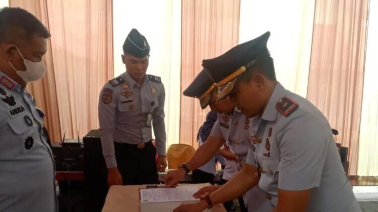 Lapas Kelas III Suliki di Limapuluh Kota Disiapkan Berbasis Pondok Pesantren 1 Kepala Kantor Wilayah Kementerian Hukum dan HAM Sumbar R. Andika Dwi Prasetya saat memimpin serah terima jabatan Kepala Lapas Kelas III Suliki dari Irdiansyah Rana ke Kamesworo, Kamis (10/11/2022). (Antara/Akmal Saputra)