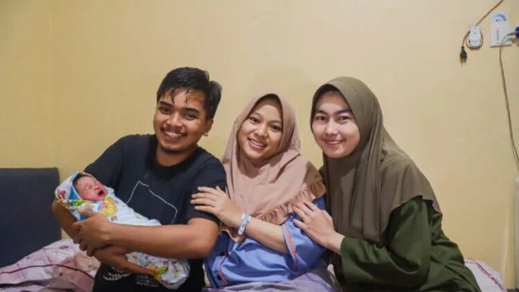 Salah satu pasangan suami istri yang melahirkan di momen Hari Pahlawan di Bukittinggi, Kamis (10/11/2022). (Antara/Alfatah)