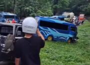 Bus Tabrak Pikap di Sitinjau Lauik, 2 Orang Dilarikan ke Rumah Sakit