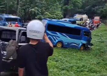Bus Tabrak Pikap di Sitinjau Lauik, 2 Orang Dilarikan ke Rumah Sakit