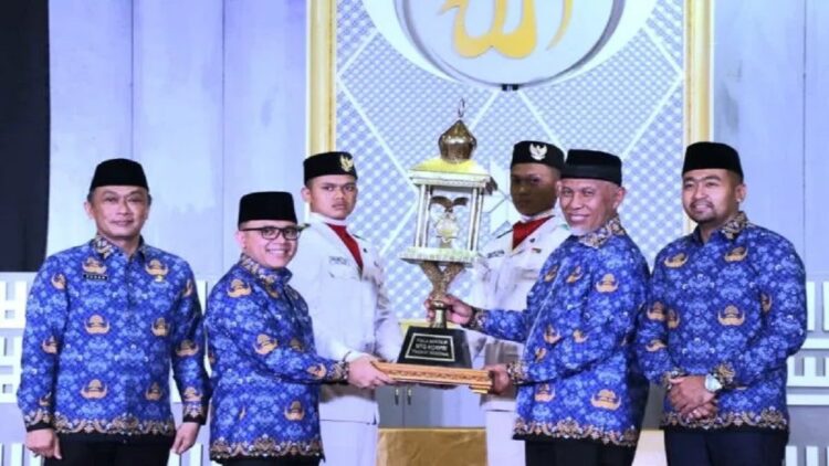 MenPAN RB menyerahkan piala Juara Umum MTQ Korpri ke-VI pada Gubernur Sumbar, Mahyeldi. (ANTARA/Dok Diskominfotik Sumbar)