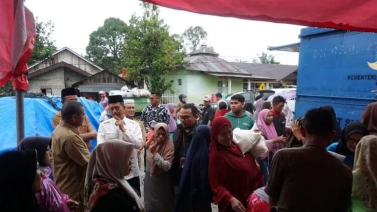 Wakil Bupati Pasaman Barat Risnawanto saat memantau bazar dan pasar murah untuk tekan inflasi dan membatu warga peroleh sembako murah. (Antara/Altas Maulana).