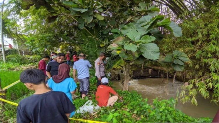 Diduga Terpeleset, Seorang Pemancing di Solok Ditemukan Tewas Mengapung di Sungai 1 Seorang pria ditemukan tewas mengapung di sungai diduga terpeleset saat mancing (ANTARA/HO-Polres Solok)