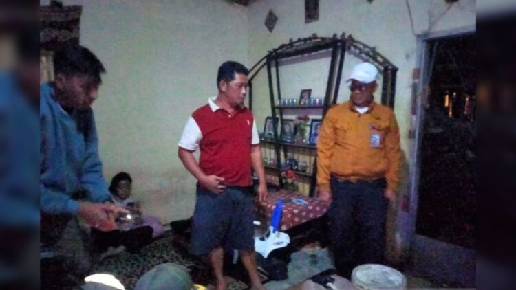Operasi Pekat, Satpol PP Agam Amankan 90 Liter Tuak dan 2 Pasangan Diduga Mesum 1 Satpol PP Damkar Agam sedang mengamankan tuak dari pedagang, Minggu (27/11). (Antara/HO-Dok Satpol PP Damkar Agam)