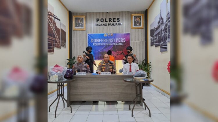 Polres Padangpanjang menggelar jumpa pers terkait kasus pembunuhan. (Istimewa)