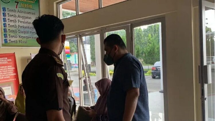 Mantan Direktur RSUD Pasaman Barat inisial HW saat mendatangi Kejaksaan Negeri Pasaman Barat untuk dilakukan penahanan karena sebelumnya dibantarkan atau mendapatkan perawatan medis karena sakit. (Antara/Altas Maulana)