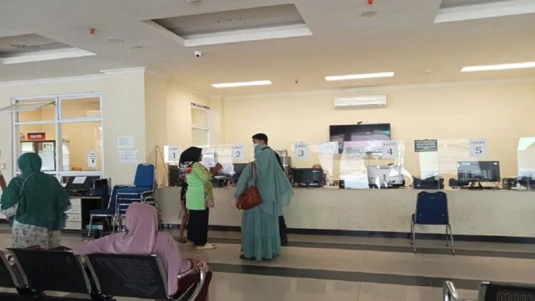 Aktifitas RSUD Pasaman Barat terlihat sepi karena adanya aksi mogok kerja dari dokter spesialis, Selasa. (Antara/Altas Maulana).