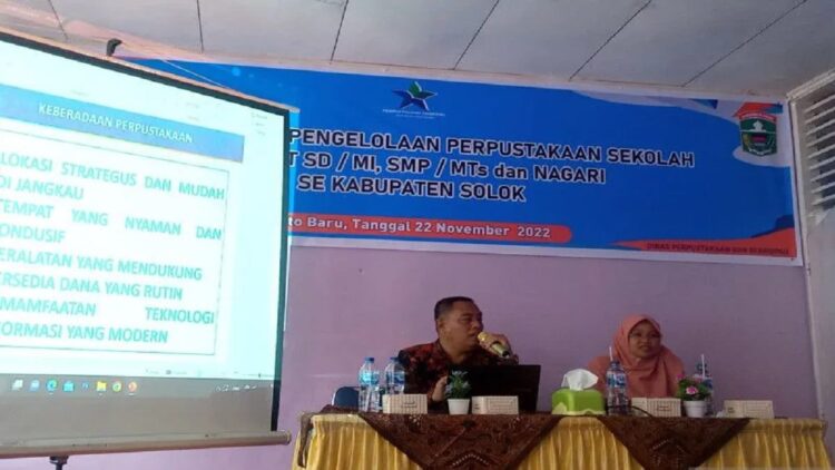 Kepala Disdikpora Zainal Jusmar (kiri) saat memberikan sosialisasi (ANTARA/Laila Syafarud)