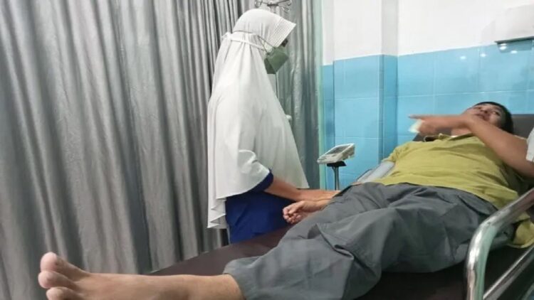 Perawat RSI Ibnu Sina Pasaman Barat Syunika Rahman (37) saat melakukan visum terhadap dugaan penganiayaan terhadap dirinya, Rabu (23/11) malam. (Antara/Altas Maulana)
