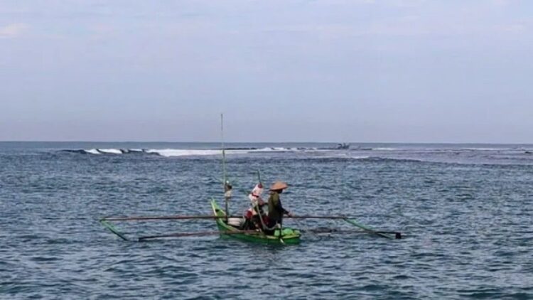 Nelayan Kota Pariaman, Sumbar terlihat sedang menangkap ikan di laut Pariaman. (ANTARA/Aadiaat M.S.)