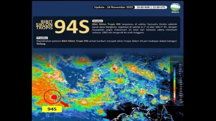 Bisa Picu Hujan Lebat, BMKG Minta Masyarakat Waspadai Dampak Bibit Siklon Tropis 94S 1 Tangkapan layar Badan Meteorologi Klimatologi dan Geofisika (BMKG) di Jakarta, Kamis (17/11/2022), menampilkan bibit siklon tropis 94S di sekitar Samudera Hindia sebelah barat daya Bengkulu. (FOTO ANTARA/HO-BMKG)