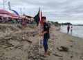 Antisipasi Keselamatan Pengunjung, Dispar Pasang Bendera Peringatan di Pantai Padang